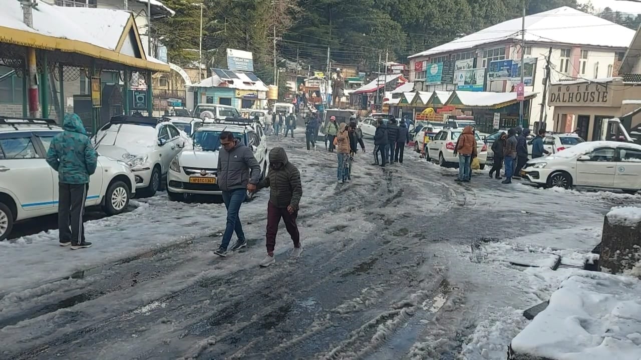 ताजा बर्फबारी के बीच फिसल रहे पर्यटकों के वाहन को धक्का देकर आगे निकालने में जुटे पर्यटक। ताजा बर्फबारी के बीच फिसल रहे पर्यटकों के वाहन को धक्का देकर आगे निकालने में जुटे पर्यटक।