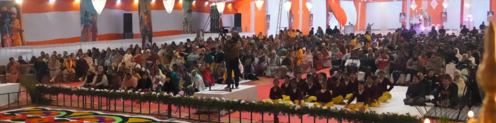 दिव्य गीता सत्संग में प्रवचन करते हुए स्वामी ज्ञानानंद महाराज। संस्था