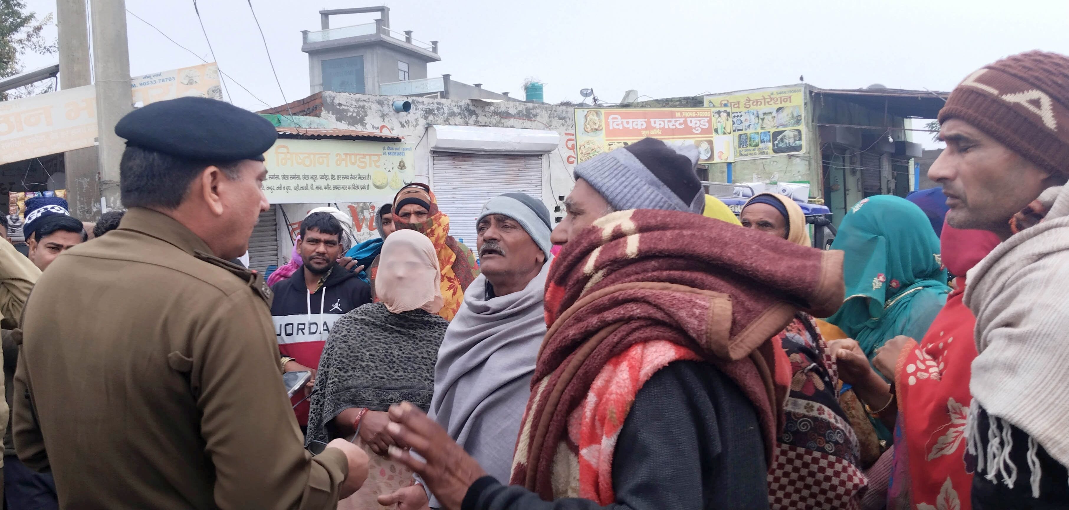 28जेएनडी03: जींद-असंध मार्ग पर नगूरां गांव में सड़क के बीचों-बीच खड़े होकर जाम लगाते ग्रामीण। स 28जेएनडी03: जींद-असंध मार्ग पर नगूरां गांव में सड़क के बीचों-बीच खड़े होकर जाम लगाते ग्रामीण। स