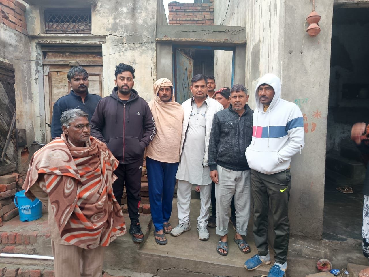 28जेएनडी10: मकानों में आई दरारें। संवाद 28जेएनडी10: मकानों में आई दरारें। संवाद
