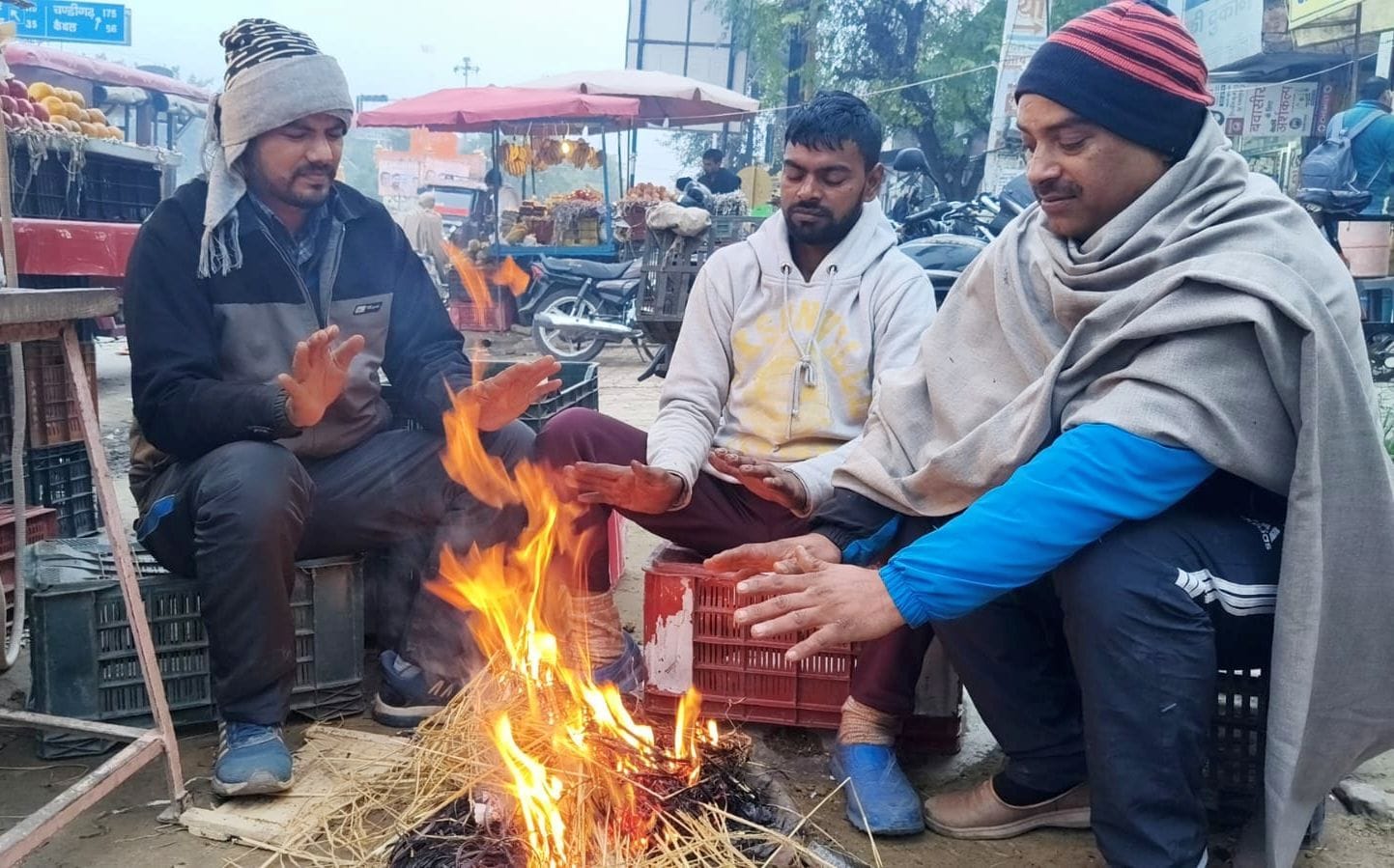 29जेएनडी17-क्षेत्र में गहरी धुंध के बीच गुजरते वाहन। संवाद