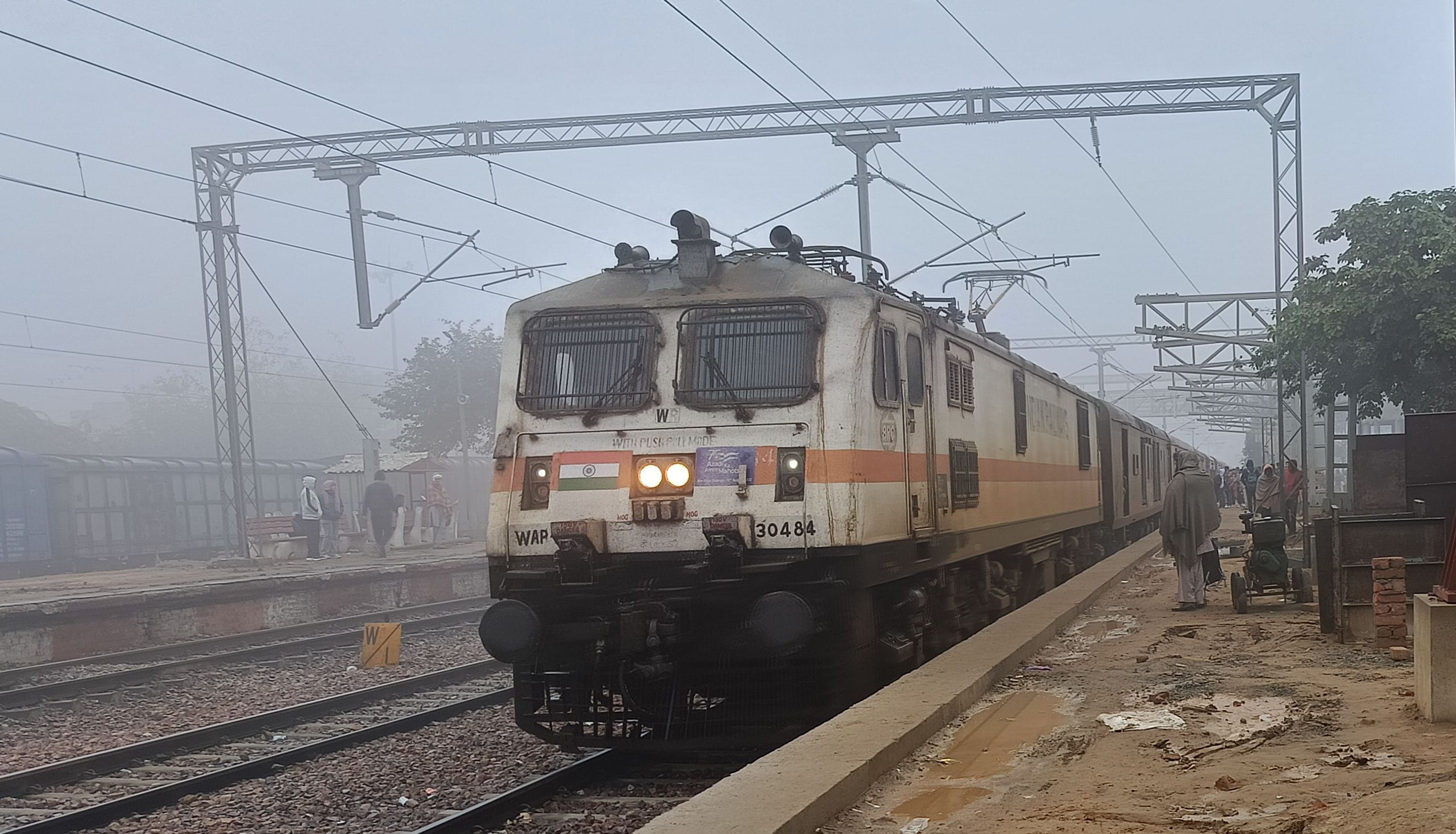 29जेएनडी17-क्षेत्र में गहरी धुंध के बीच गुजरते वाहन। संवाद