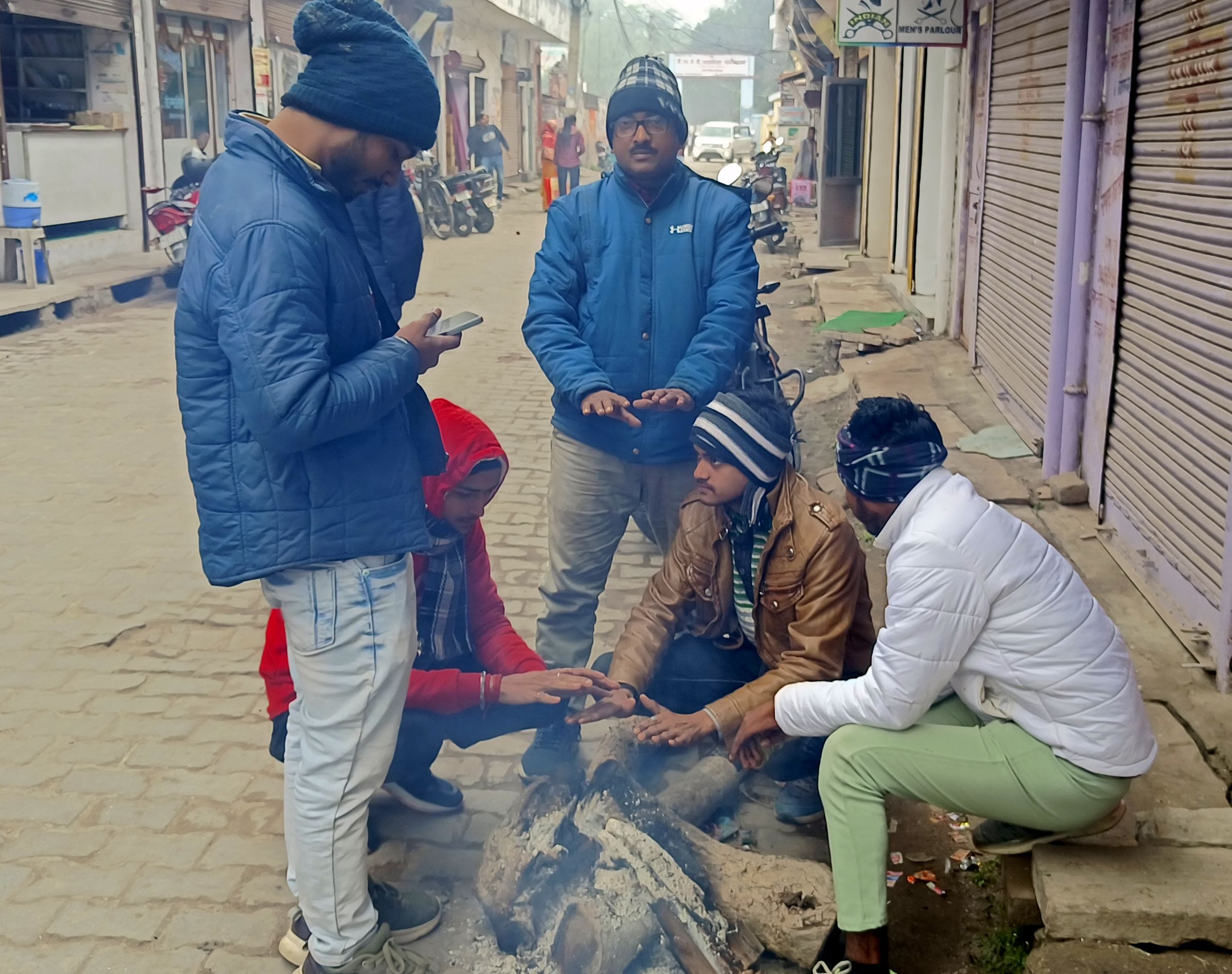अकबरपुर नगर में कोहरे के बीच आते-जाते वाहन।