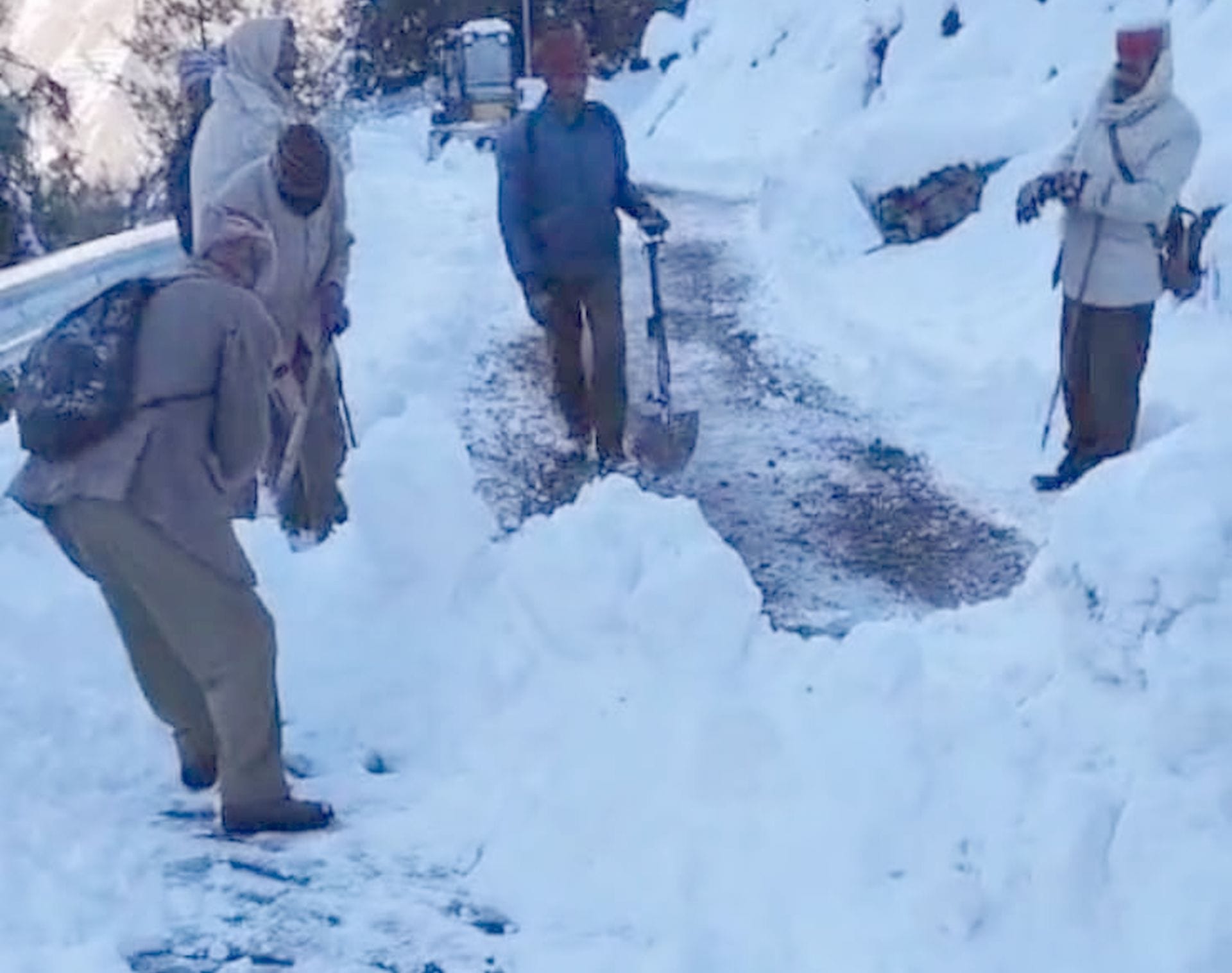 चंबा में बर्फबाारी के बाद जोत मार्ग को बहाल करने में जुटी जेसीबी मशीन।संवाद चंबा में बर्फबाारी के बाद जोत मार्ग को बहाल करने में जुटी जेसीबी मशीन।संवाद