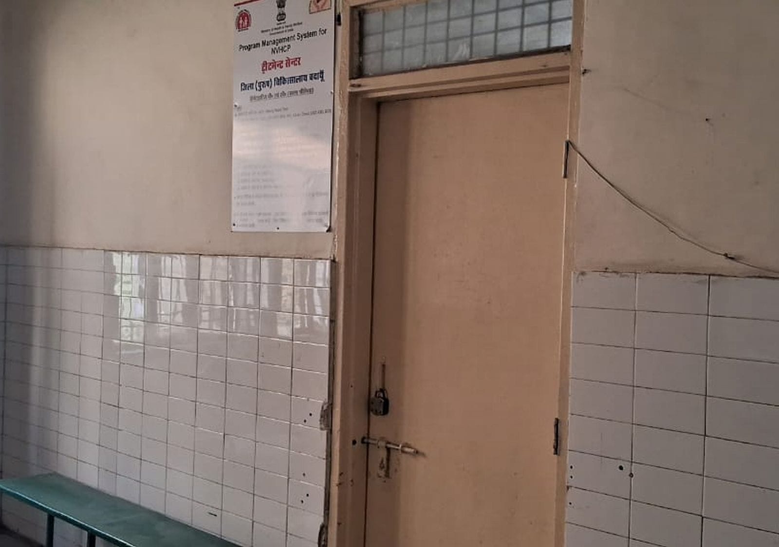 जिला अस्पताल में ओपीडी में खाली पड़ी डॉक्टर की कुर्सी। संवाद