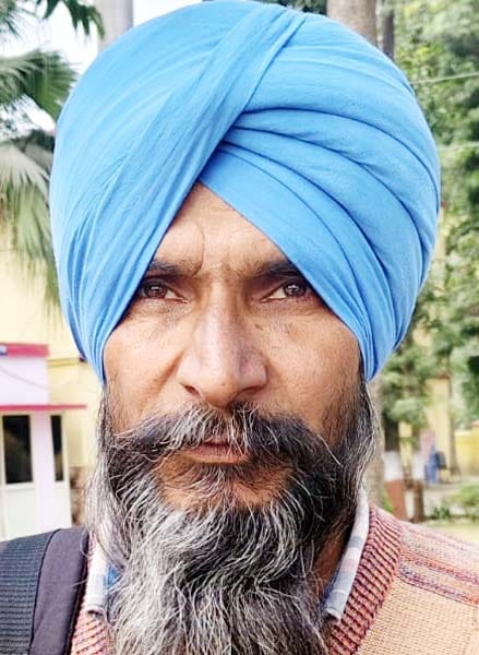 खुटार के गांव सरेली के पास गन्ना भरते श्रमिक और रखवाली करता दूसरा श्रमिक। संवाद खुटार के गांव सरेली के पास गन्ना भरते श्रमिक और रखवाली करता दूसरा श्रमिक। संवाद