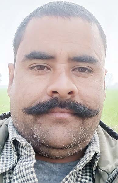 खुटार के गांव सरेली के पास गन्ना भरते श्रमिक और रखवाली करता दूसरा श्रमिक। संवाद खुटार के गांव सरेली के पास गन्ना भरते श्रमिक और रखवाली करता दूसरा श्रमिक। संवाद