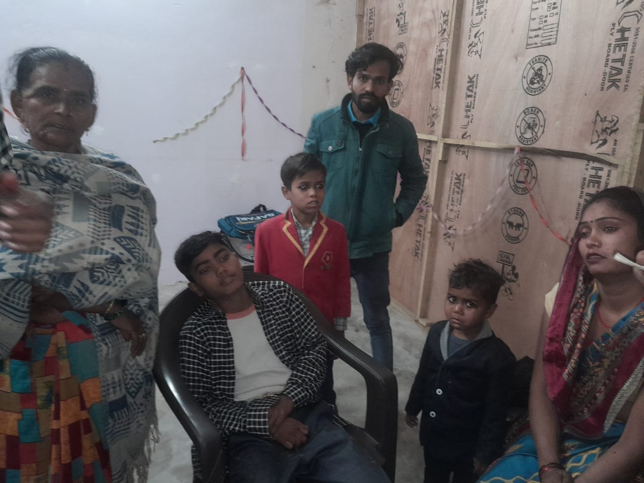 खुटार में रोडवेज बस की टक्कर से क्षतिग्रस्त ई रिक्शा। संवाद