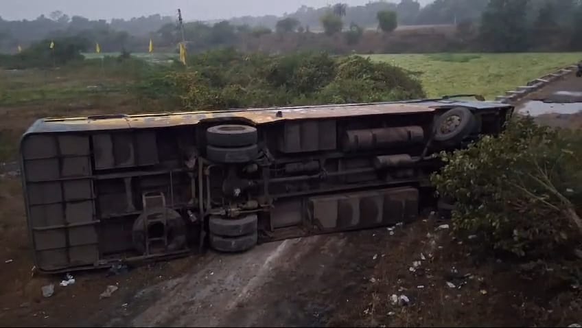 रविवार तड़के स्लीपर कोच बस पुल से गिरकर पलटी