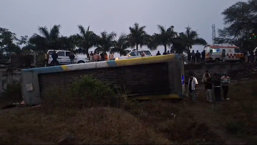 रविवार तड़के स्लीपर कोच बस पुल से गिरकर पलटी