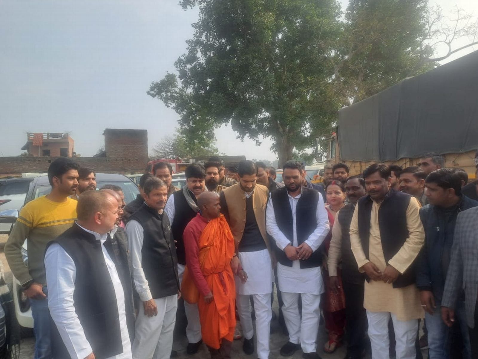 सपा सांसद आदित्य यादव, सम्राट अशोक पर्यटन स्थाल को देखते हुए। साथ में सपा नेता व अन्य । संवाद सपा सांसद आदित्य यादव, सम्राट अशोक पर्यटन स्थाल को देखते हुए। साथ में सपा नेता व अन्य । संवाद