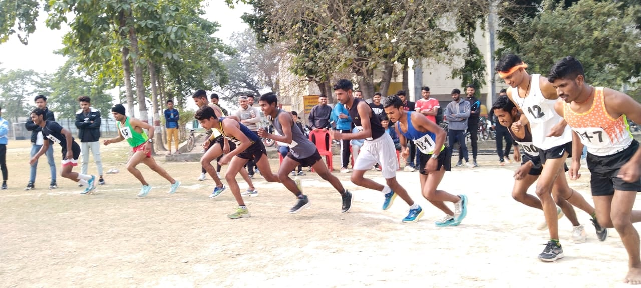 स्पोर्ट्स स्टेडियम हथौड़ा में एथलेटिक्स प्रतियोगिता के दौरान ऊंची कूंद में प्रतिभाग करता खिलाड