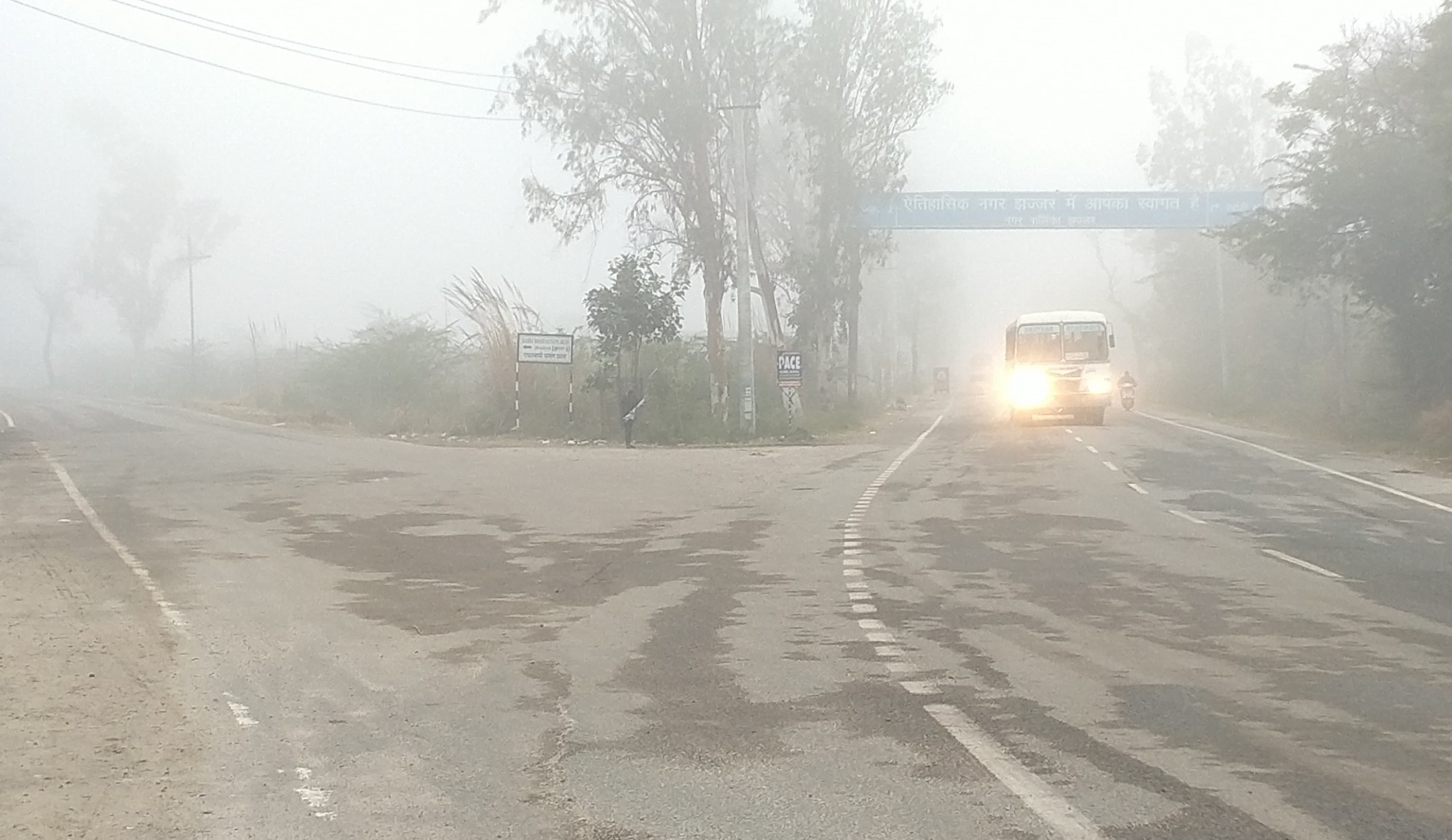-फोटो 53 : अलाव जलाकर सर्दी दूर करने का प्रयास करते लोग। संवाद -फोटो 53 : अलाव जलाकर सर्दी दूर करने का प्रयास करते लोग। संवाद