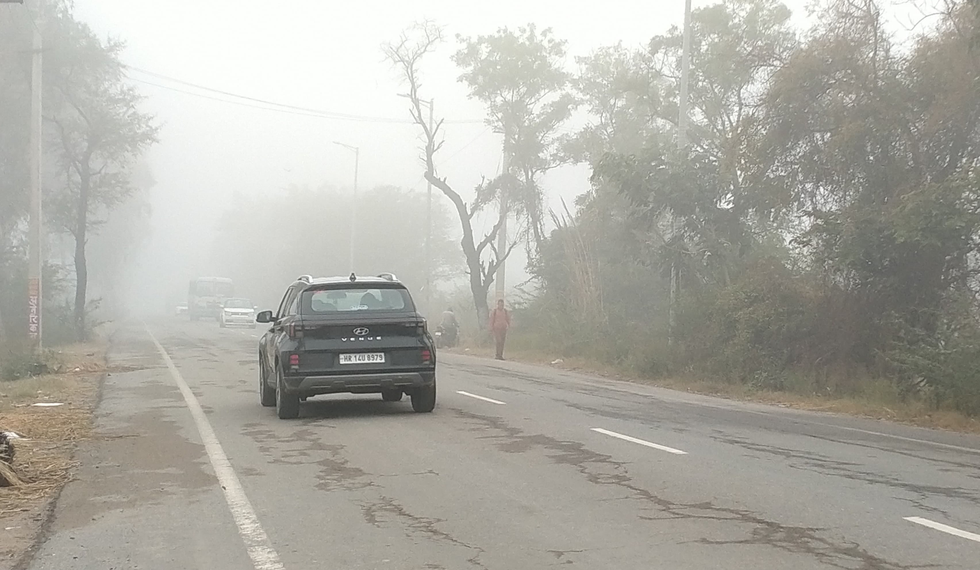 -फोटो 53 : अलाव जलाकर सर्दी दूर करने का प्रयास करते लोग। संवाद -फोटो 53 : अलाव जलाकर सर्दी दूर करने का प्रयास करते लोग। संवाद