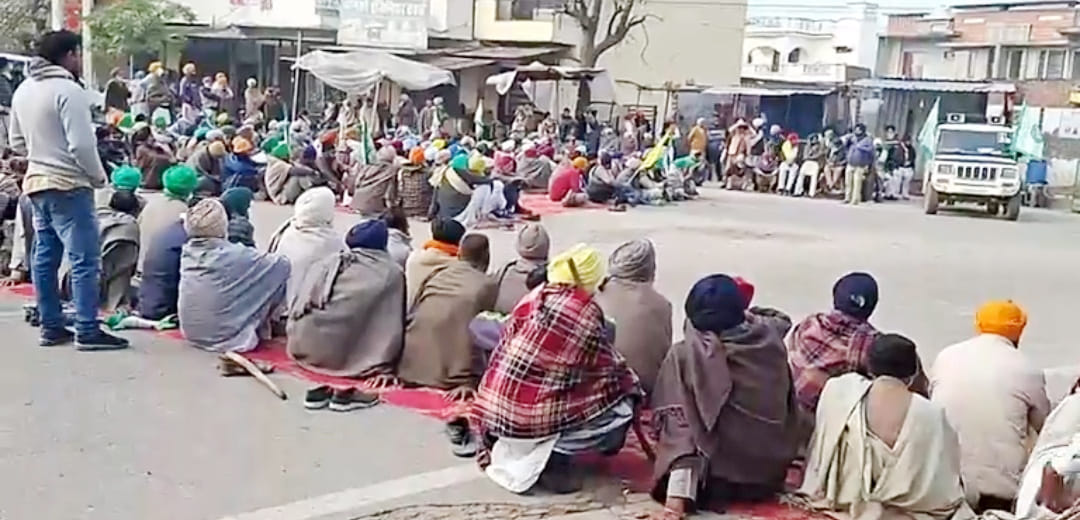 जाखल बस स्टैंड पर बसों के इंतजार में बैठी महिला यात्री। संवाद जाखल बस स्टैंड पर बसों के इंतजार में बैठी महिला यात्री। संवाद