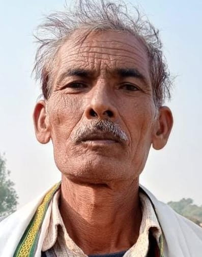 कलान के रहीमादासपुर में रास्ता कच्चा होने के कारण लोगाें को दिक्कत का सामना करना पड़ता है। संवा
