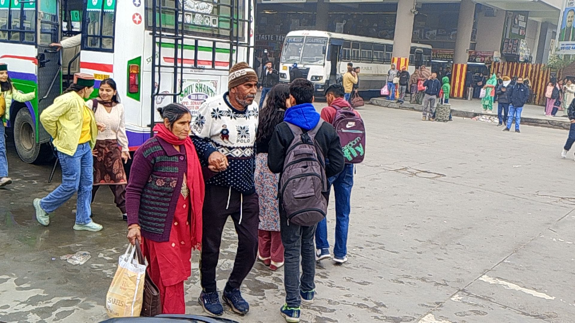 किसान आंदोलन के चलते बस अड्डा ऊना में बसों का आगे के लिए संचालन न होने से उमड़े लोग। संवाद किसान आंदोलन के चलते बस अड्डा ऊना में बसों का आगे के लिए संचालन न होने से उमड़े लोग। संवाद