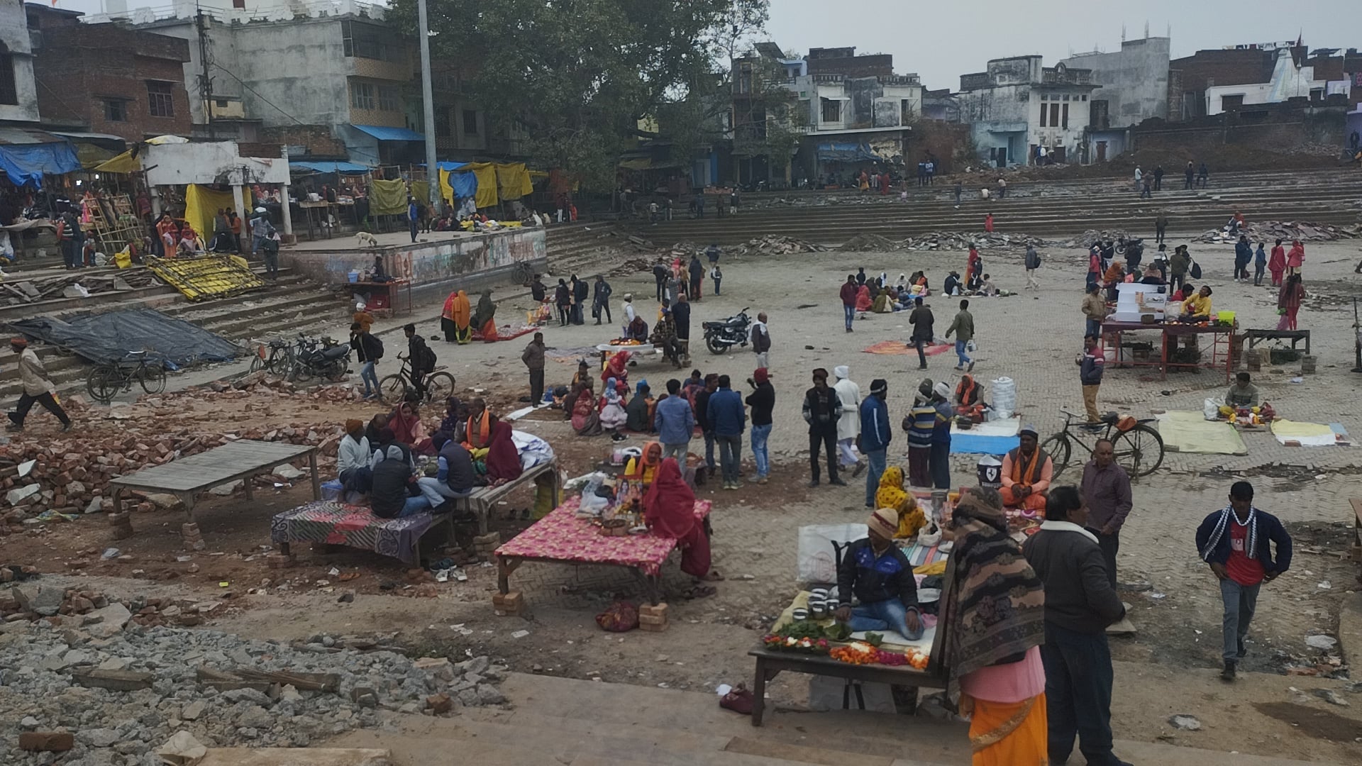 सोमवती अमावस्या पर भगवान भोलेनाथ का जलाभिषेक कर सुख समृद्धि की कामना करते श्रद्धालु। संवाद सोमवती अमावस्या पर भगवान भोलेनाथ का जलाभिषेक कर सुख समृद्धि की कामना करते श्रद्धालु। संवाद
