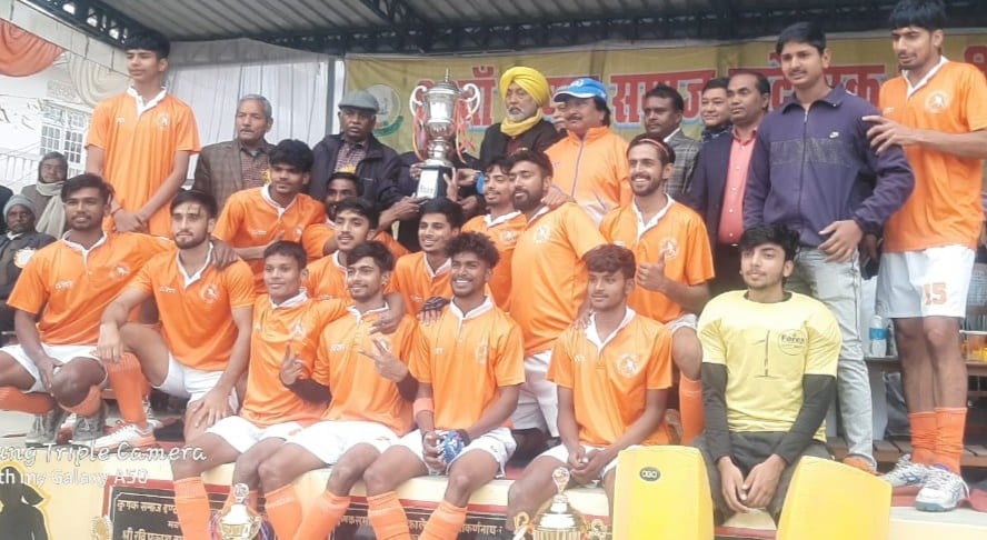 सर्वोत्तम गोलकीपर अर्पित कुमार को पुरस्कृत करते अतिथि। आयोजक सर्वोत्तम गोलकीपर अर्पित कुमार को पुरस्कृत करते अतिथि। आयोजक