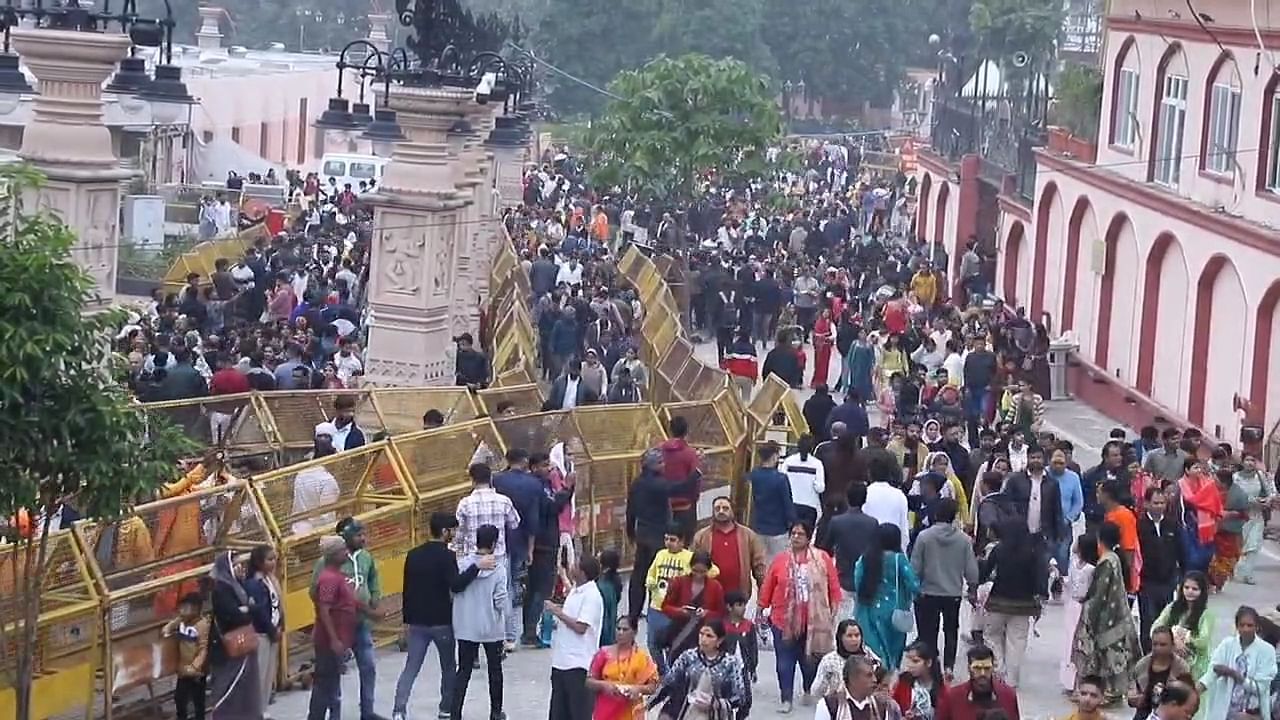 बाबा महाकाल के आंगन में उमड़ा भक्तों का सैलाब, श्रद्धालु नए साल का कुछ इस तरह करेंगे आगाज