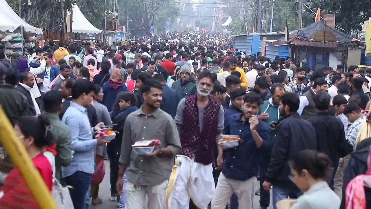 बाबा महाकाल के आंगन में उमड़ा भक्तों का सैलाब, श्रद्धालु नए साल का कुछ इस तरह करेंगे आगाज