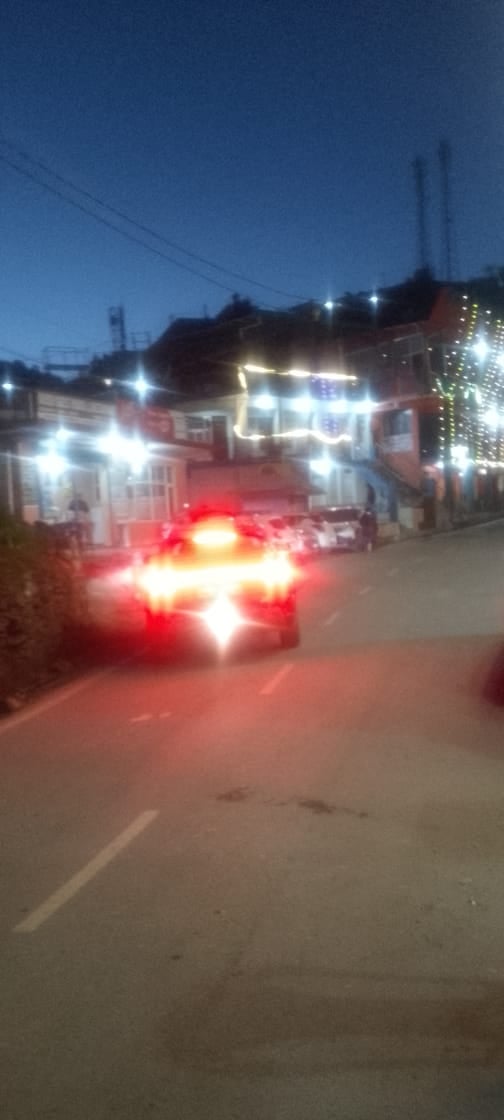 चंबा-धनोल्टी मार्ग पर इस तरह लग रहा वाहनों का जाम। स्रोत जागरूक पाठक चंबा-धनोल्टी मार्ग पर इस तरह लग रहा वाहनों का जाम। स्रोत जागरूक पाठक