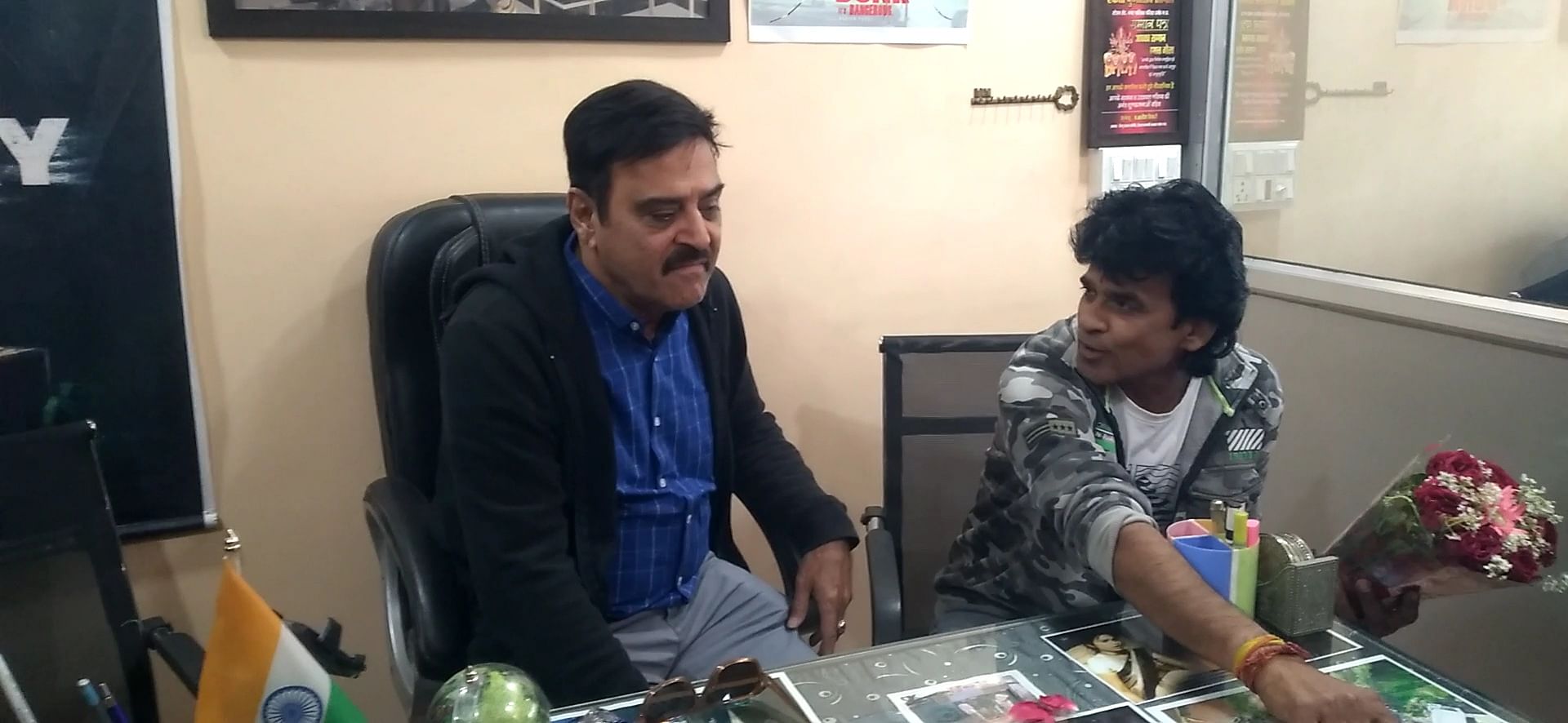 जानकारी देते फिल्म डायरेक्टर