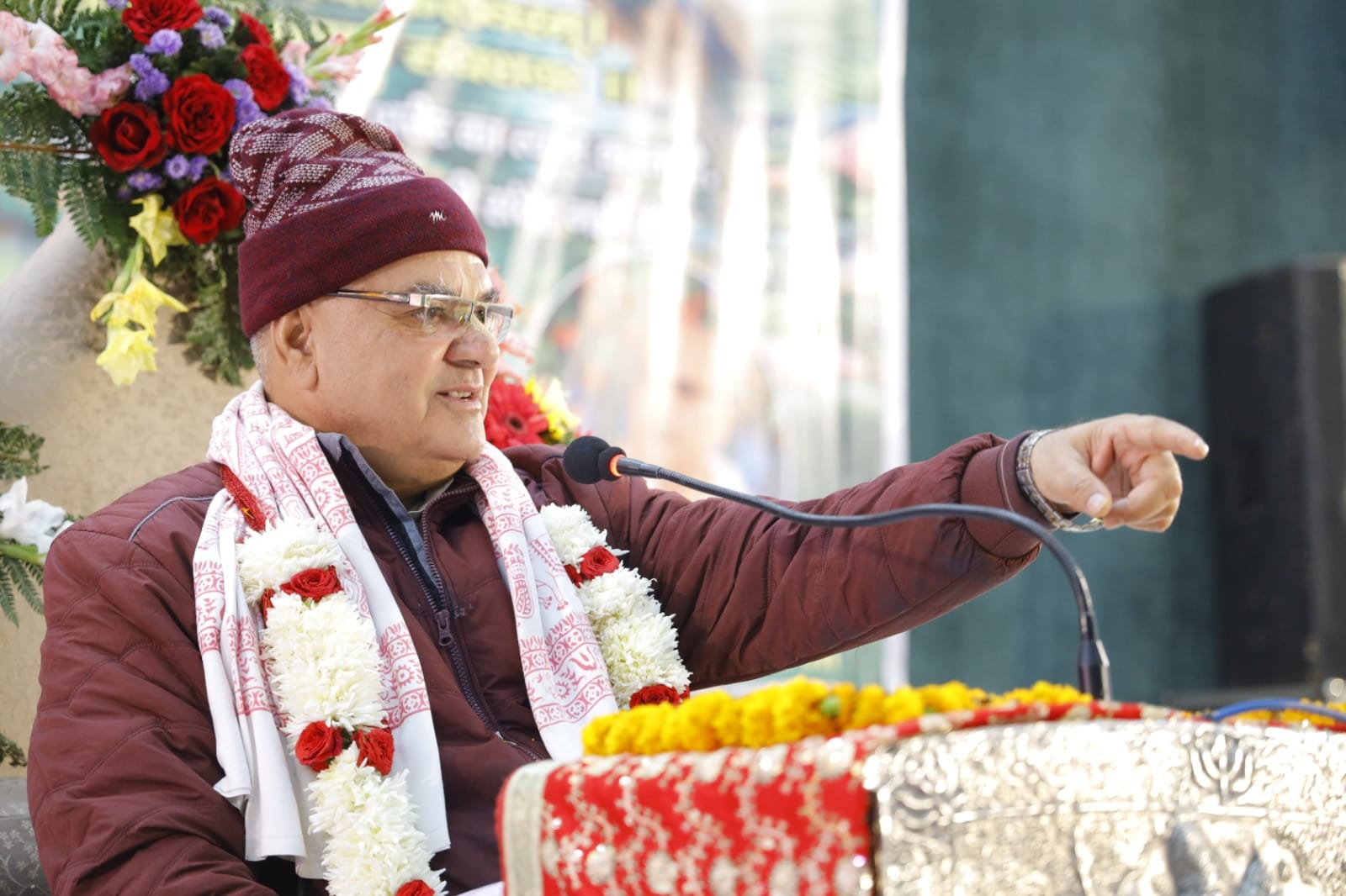 कथा में उपस्थित श्रद्धालु कथा का आनंद लेते हुए। संवाद