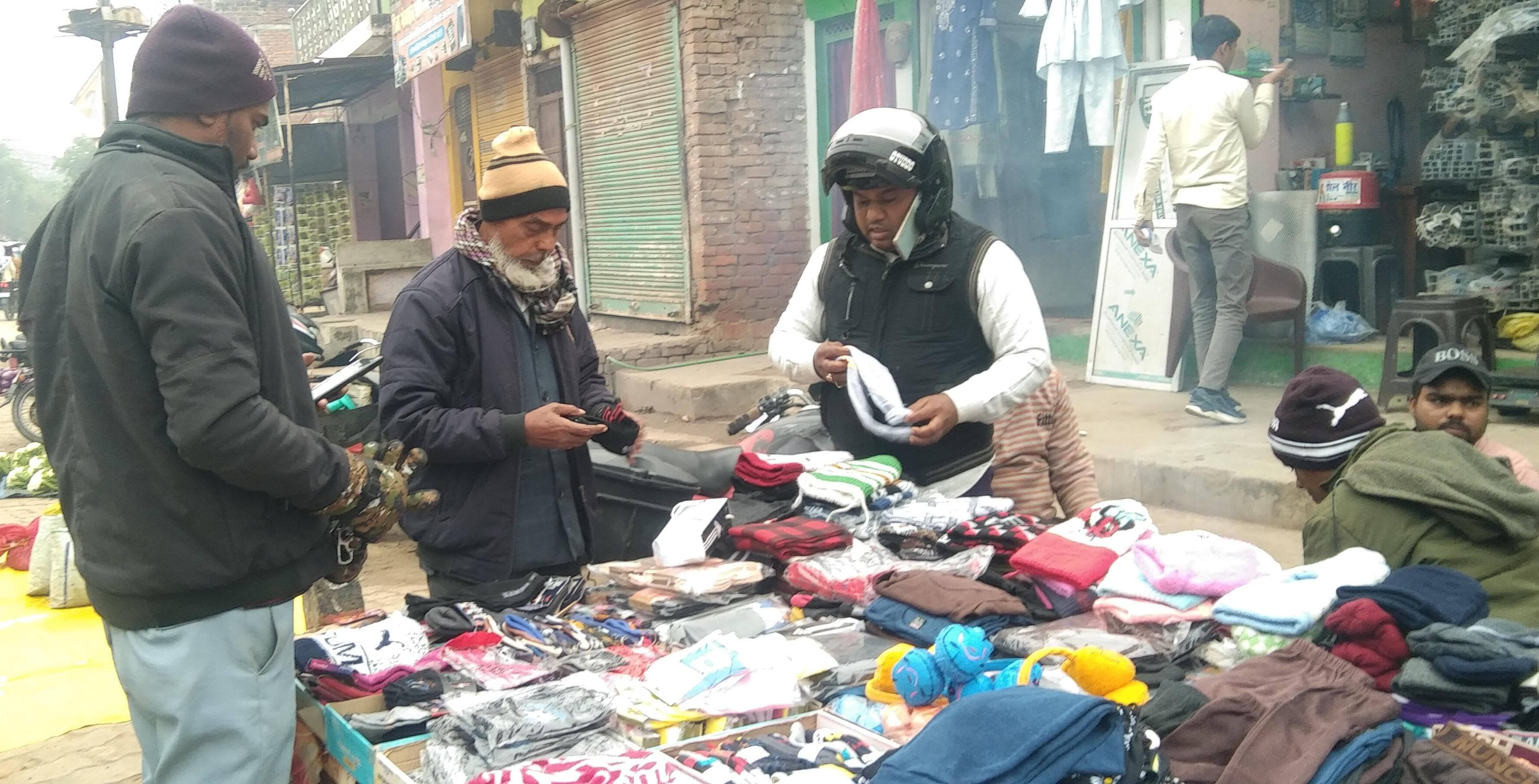 मेडिकल कॉलेज के अस्पताल परिसर में ठंडा पड़ा अलाव संवाद मेडिकल कॉलेज के अस्पताल परिसर में ठंडा पड़ा अलाव संवाद