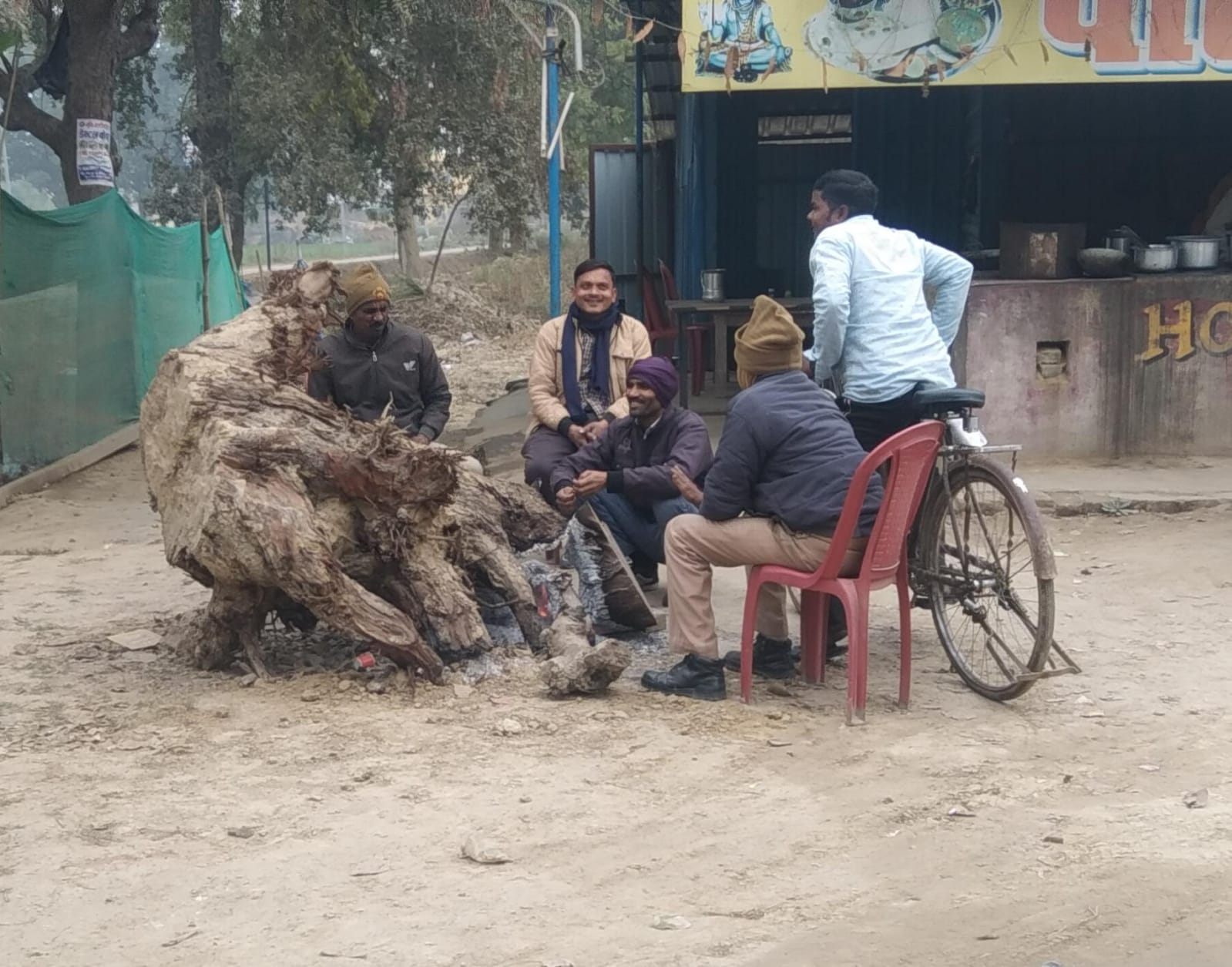 मेडिकल कॉलेज के अस्पताल परिसर में ठंडा पड़ा अलाव संवाद मेडिकल कॉलेज के अस्पताल परिसर में ठंडा पड़ा अलाव संवाद