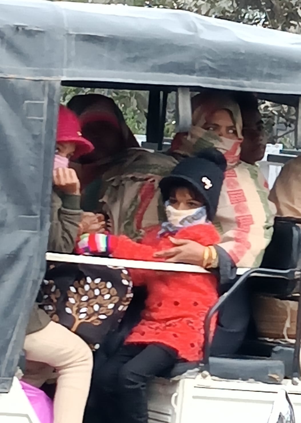 पीलीभीत में सोमवार की सुबह से ही आसमान में बादल छाए रहे और ठंडी हवा चलती रही।संवाद