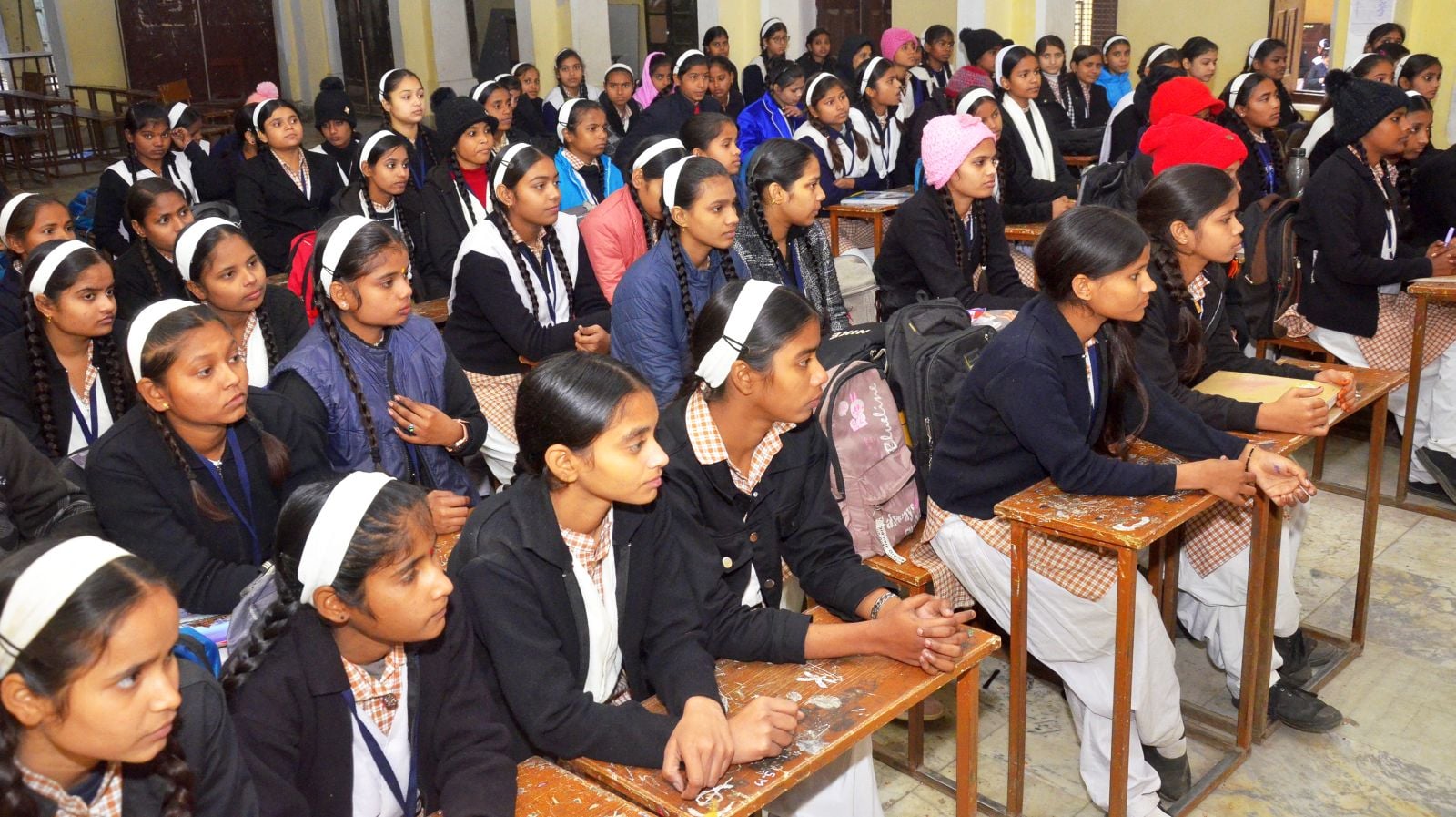 पार्वती कन्या इंटर कॉलेज में आयोजित पुलिस की पाठशाला कार्यक्रम को संबोधित करते सीओ सिटी संजीव पार्वती कन्या इंटर कॉलेज में आयोजित पुलिस की पाठशाला कार्यक्रम को संबोधित करते सीओ सिटी संजीव