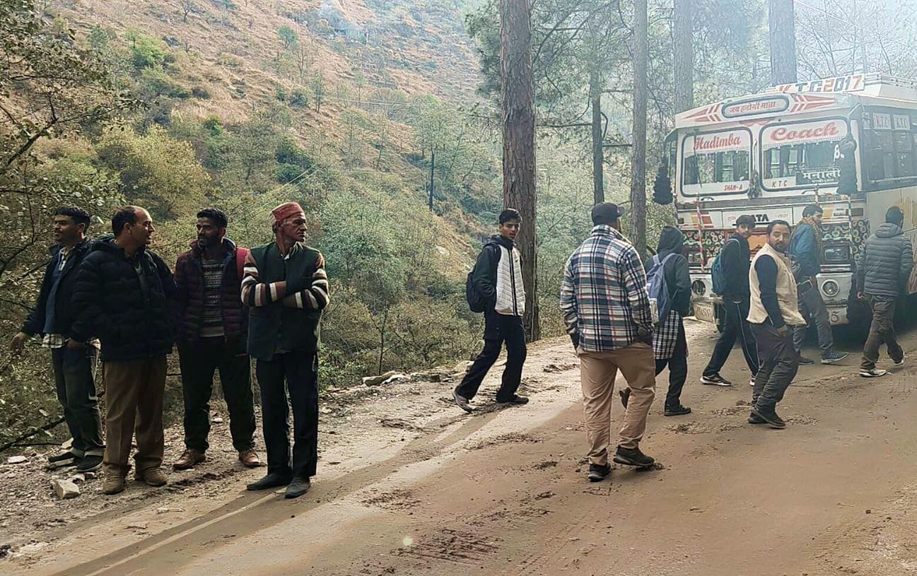 सैंज-न्यूली में दरमेहड़ा के पास हुआ भूस्खलन। -संवाद सैंज-न्यूली में दरमेहड़ा के पास हुआ भूस्खलन। -संवाद