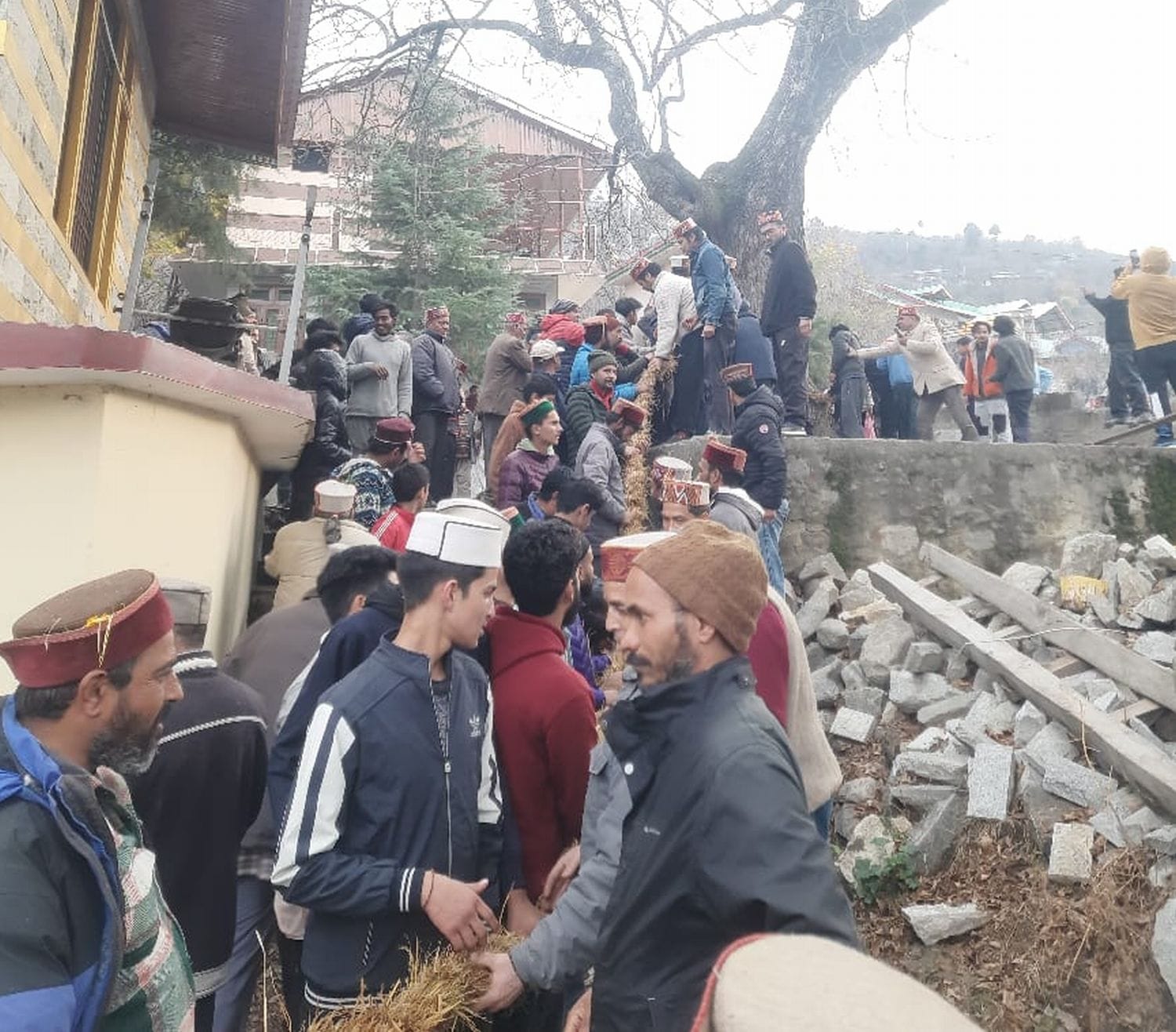 देवता जुआणी महादेव के मंदिर स्थित न्योली में दियाली की परंपरा के दौरान खेल खेलते हुए देवलू। हु
