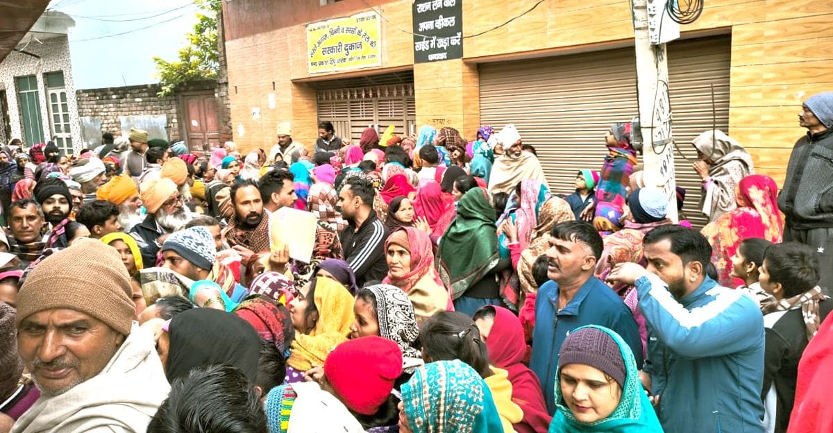 31जेएनडी13: राशन डिपू पर सरसों का तेल लेने के लिए लाइन में लगे महिलाएं। संवाद
