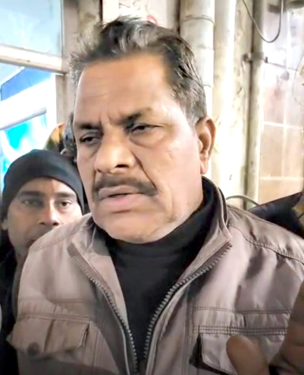 31जेएनडी31: हमले में तोड़ी गई कार। संवाद 31जेएनडी31: हमले में तोड़ी गई कार। संवाद