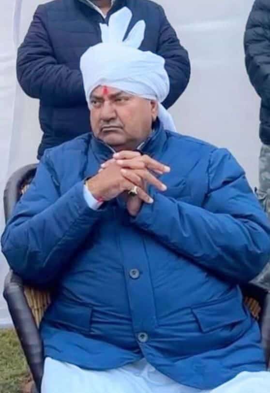  अभय सिंह चौटाला पिता के लिए  अपने भाव व्यक्त करने के बाद आंसू पोछते हुए। संवाद।