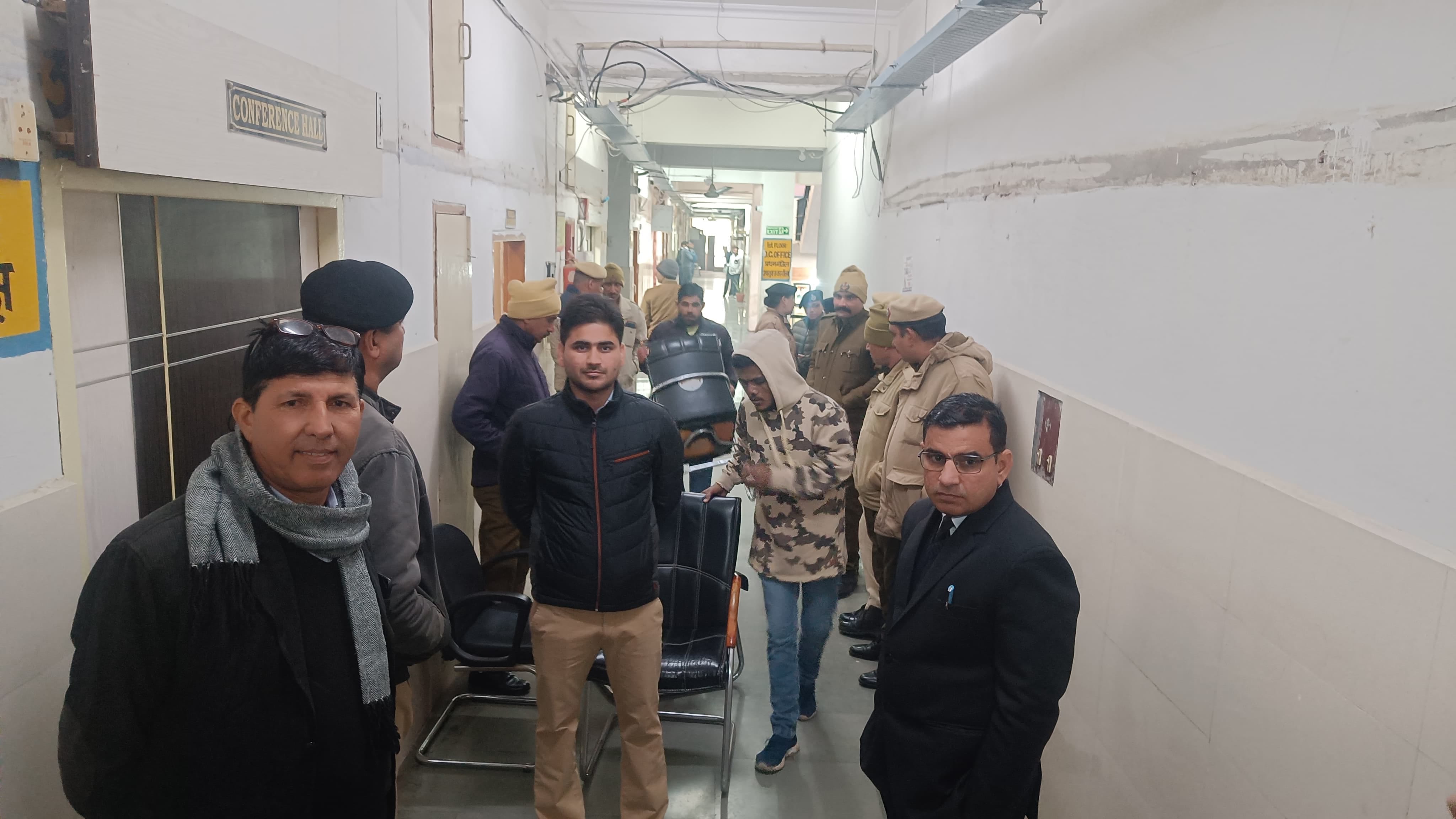 अविश्वास प्रस्ताव खारिज होने के बाद अपने परिवार के साथ भट्टू कलां ब्लॉक समिति की चेयरपर्सन ज्यो अविश्वास प्रस्ताव खारिज होने के बाद अपने परिवार के साथ भट्टू कलां ब्लॉक समिति की चेयरपर्सन ज्यो