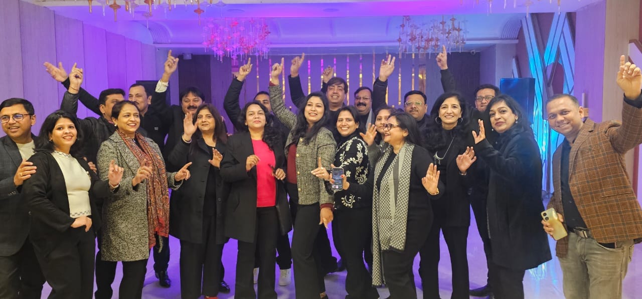 बरेली रोड पर एक मैरिज लॉन में नए साल के कार्यक्रम के दौरान जश्न मनाती युवतियां। संवाद बरेली रोड पर एक मैरिज लॉन में नए साल के कार्यक्रम के दौरान जश्न मनाती युवतियां। संवाद
