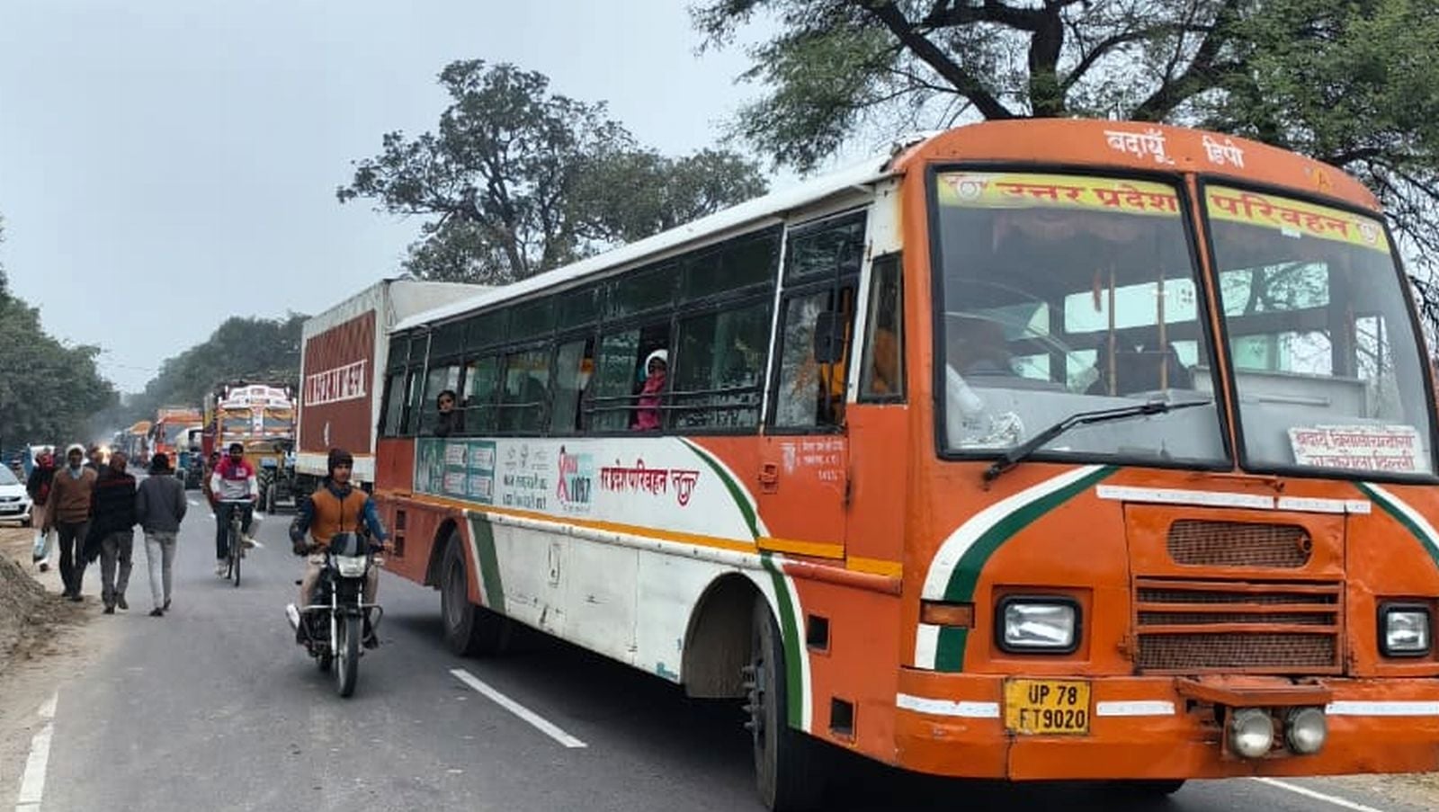 बिसौली क्षेत्र के बसई गांव के पास सड़क हादसे में बालिका की मौत के बाद हाईवे पर जाम लगाकर खड़े ग बिसौली क्षेत्र के बसई गांव के पास सड़क हादसे में बालिका की मौत के बाद हाईवे पर जाम लगाकर खड़े ग