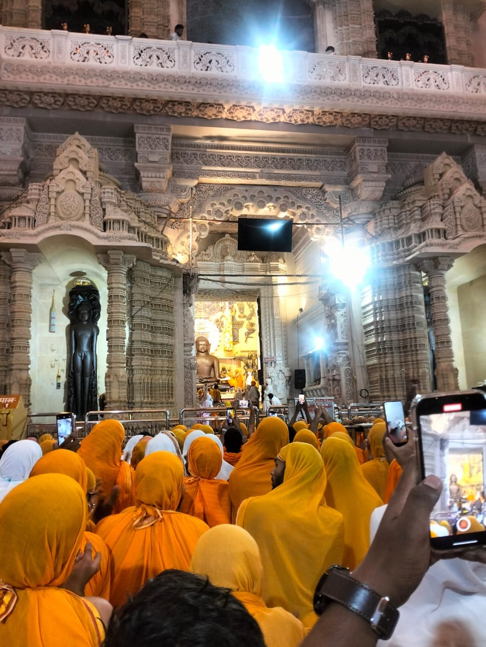 बांदकपुर और कुंडलपुर में श्रद्धालुओं की भीड़ बांदकपुर और कुंडलपुर में श्रद्धालुओं की भीड़
