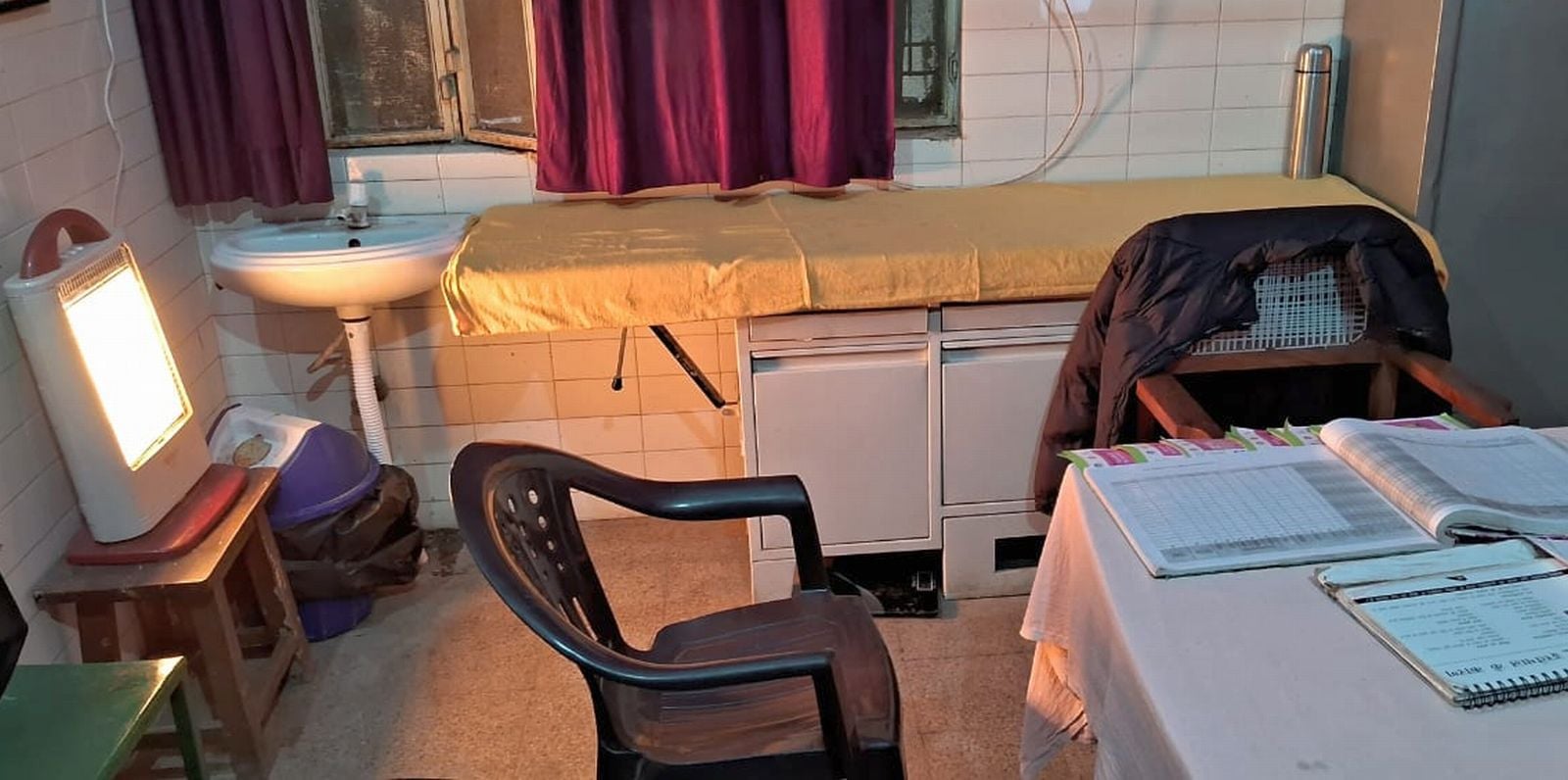 जिला अस्पताल की ओपीडी में हीटर के सहारे बैठे डॉक्टर व स्टाफ। संवाद जिला अस्पताल की ओपीडी में हीटर के सहारे बैठे डॉक्टर व स्टाफ। संवाद