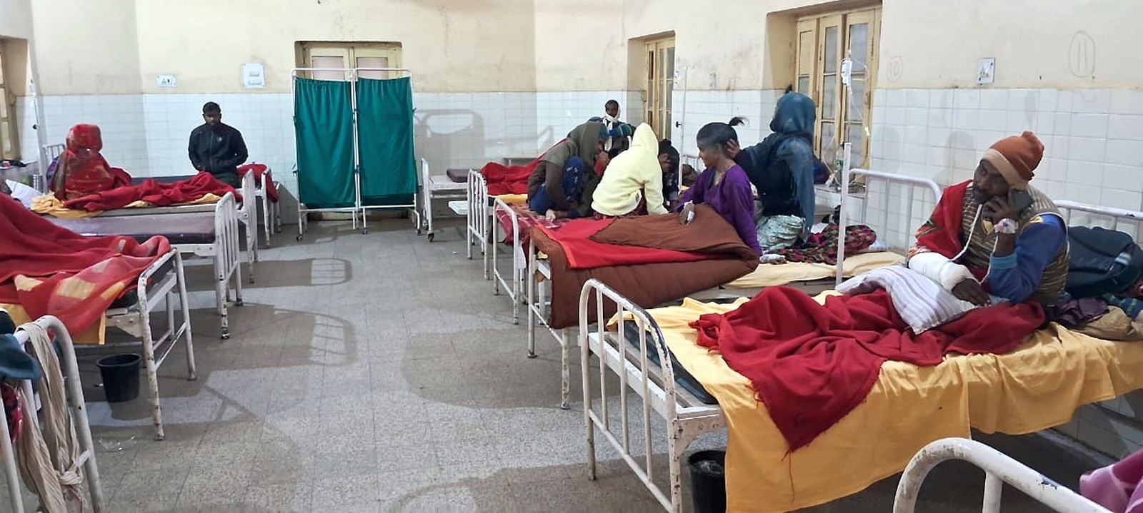 जिला अस्पताल की ओपीडी में हीटर के सहारे बैठे डॉक्टर व स्टाफ। संवाद जिला अस्पताल की ओपीडी में हीटर के सहारे बैठे डॉक्टर व स्टाफ। संवाद
