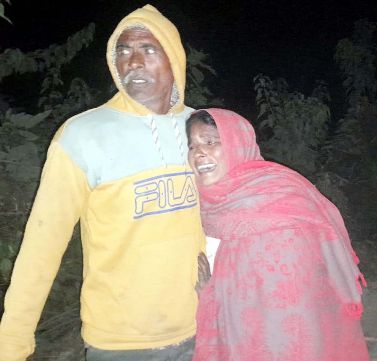 खुटार में हादसे के बाद स्वामीदयाल की बाइक झाड़ियों से निकालते पुलिसकर्मी। संवाद
