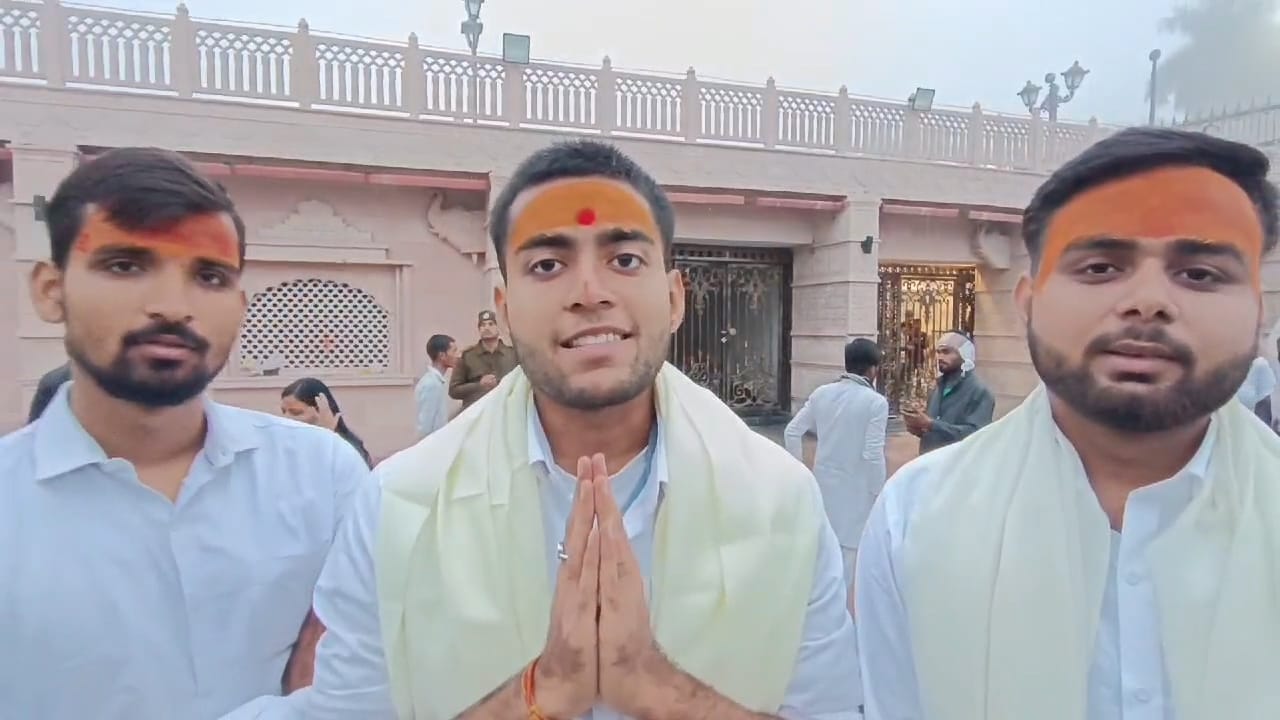 नववर्ष पर बाबा महाकाल के दरबार पहुंचे भोले भाले भक्त, किसी ने चढ़ाया चांदी का मुकुट तो किसी ने नववर्ष पर बाबा महाकाल के दरबार पहुंचे भोले भाले भक्त, किसी ने चढ़ाया चांदी का मुकुट तो किसी ने