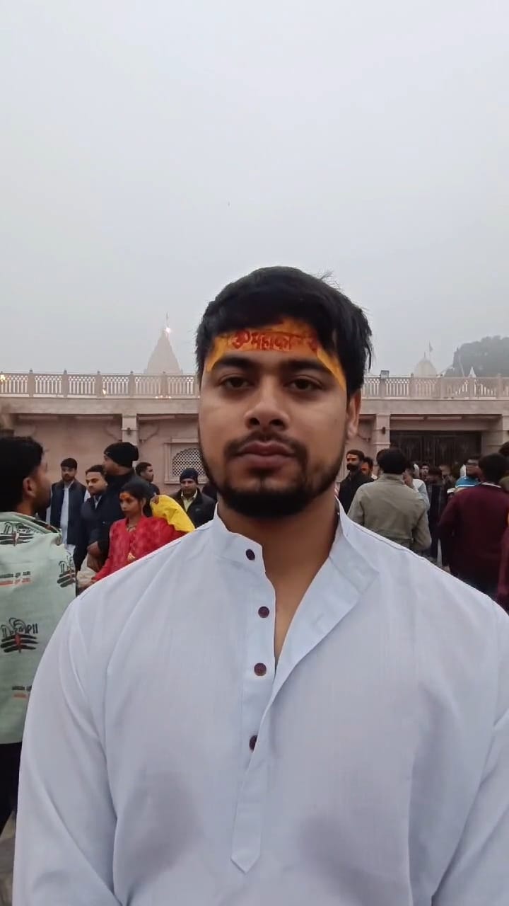 नववर्ष पर बाबा महाकाल के दरबार पहुंचे भोले भाले भक्त, किसी ने चढ़ाया चांदी का मुकुट तो किसी ने नववर्ष पर बाबा महाकाल के दरबार पहुंचे भोले भाले भक्त, किसी ने चढ़ाया चांदी का मुकुट तो किसी ने
