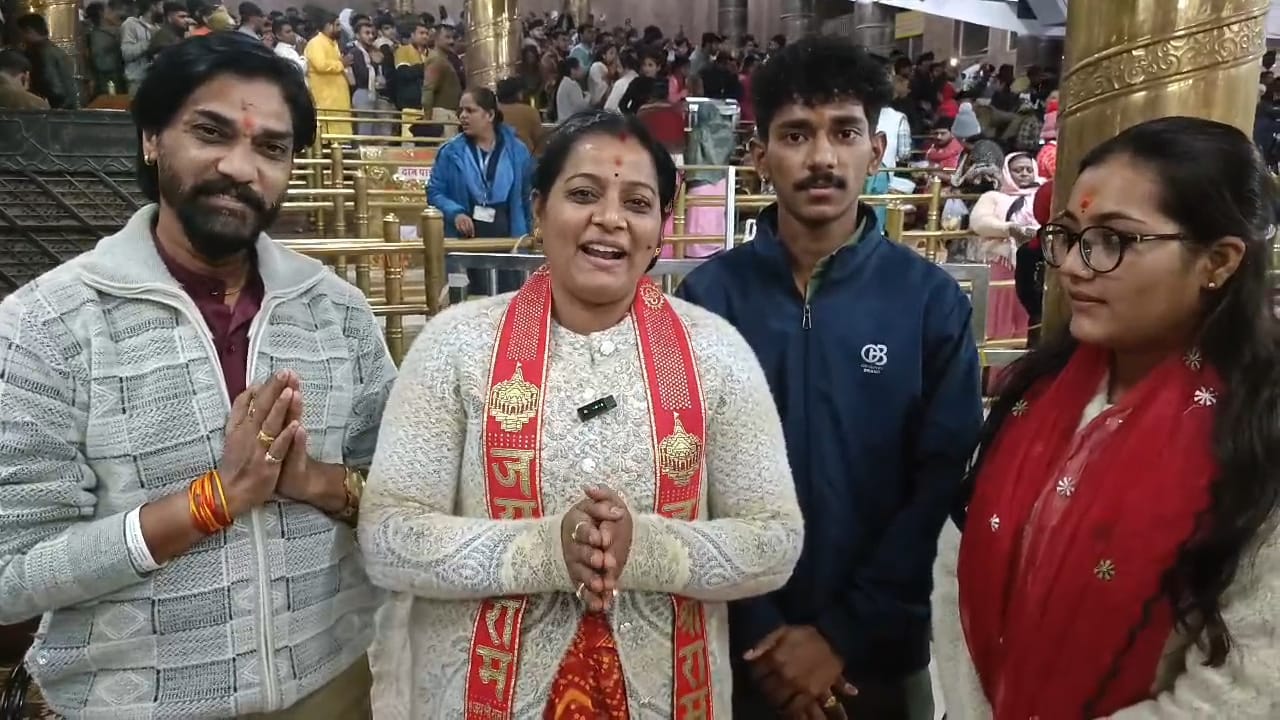 नववर्ष पर बाबा महाकाल के दरबार पहुंचे भोले भाले भक्त, किसी ने चढ़ाया चांदी का मुकुट तो किसी ने नववर्ष पर बाबा महाकाल के दरबार पहुंचे भोले भाले भक्त, किसी ने चढ़ाया चांदी का मुकुट तो किसी ने