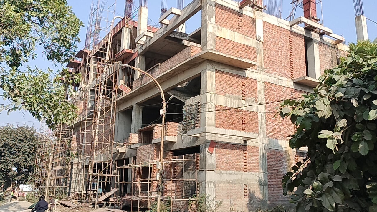 नियामतपुर स्थित निर्माणाधीन ईएसआई अस्पताल। फाइल फोटो नियामतपुर स्थित निर्माणाधीन ईएसआई अस्पताल। फाइल फोटो