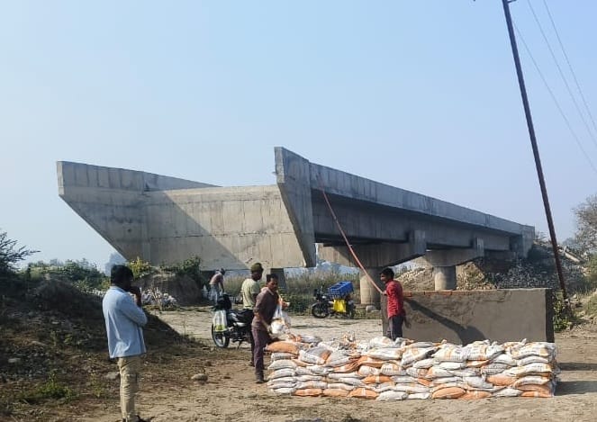 पीलीभीत के असम चौराहे के पास निर्माणाधीन ओवरब्रिज। फाइल फोटो पीलीभीत के असम चौराहे के पास निर्माणाधीन ओवरब्रिज। फाइल फोटो