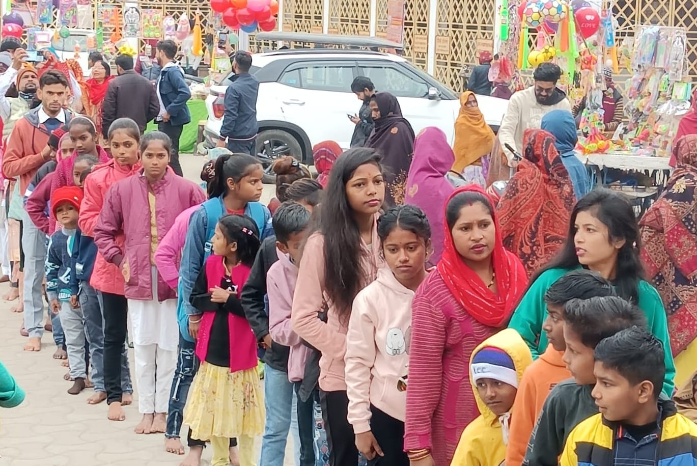 पीलीभीत में नये साल के पहले दिन शहर के यशवंतरी देवी मंदिर में श्रद्धालुओं की लगी लंबी लाइन।संवा
